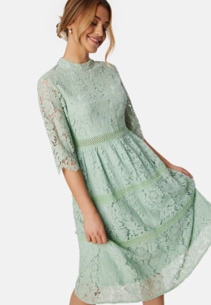 Se Happy Holly High Neck Lace Dress Light mint 46 ved Bubbleroom