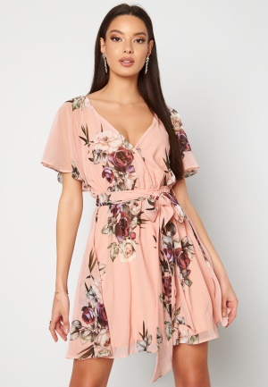 Se Goddiva Floral Flutter Dress Peach L (UK14) ved Bubbleroom