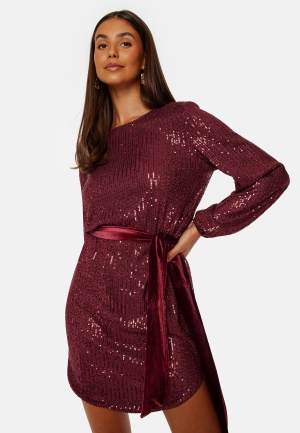 Se BUBBLEROOM Sanja sparkling dress Bordeaux 34 ved Bubbleroom