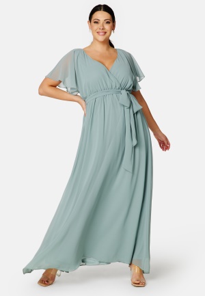 Se Goddiva Curve Flutter Sleeve Chiffon Maxi Curve Dress Sage Green 44 (UK16) ved Bubbleroom