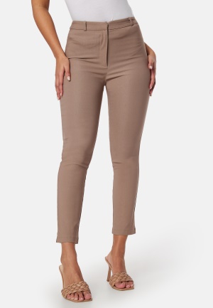 Se BUBBLEROOM Lorene High Waist Stretchy Ankle Slit Trousers Nougat 44 ved Bubbleroom