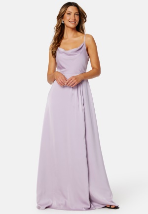 Se Bubbleroom Occasion Waterfall High Slit Satin Gown Light lilac 34 ved Bubbleroom