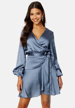 Se BUBBLEROOM Priya Satin Dress Blue 36 ved Bubbleroom