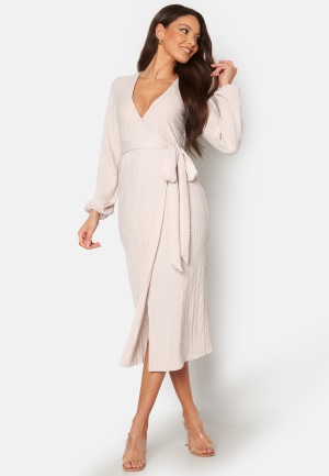 Se BUBBLEROOM Pleated Wrap Midi Dress Light beige XS ved Bubbleroom