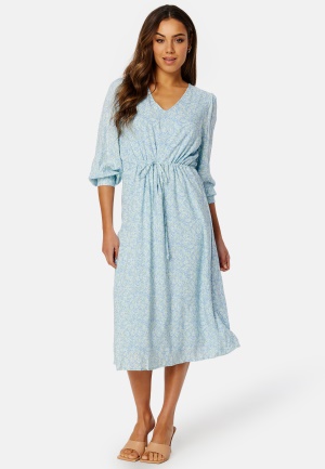 Se SELECTED FEMME Brenda-Damina 7/8 Midi Dress Blue Bell AOP:AOP 34 ved Bubbleroom