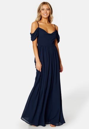 Se Bubbleroom Occasion Loreen Gown Dark blue 34 ved Bubbleroom