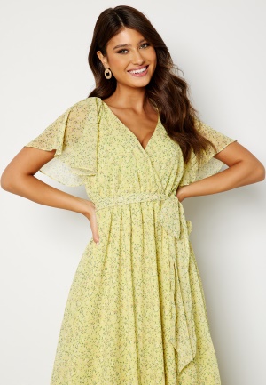 Se Goddiva Ditsy Flutter Sleeve Maxi Dress Soft Lemon S (UK10) ved Bubbleroom