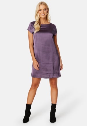 Se BUBBLEROOM May satin dress Light lilac 38 ved Bubbleroom