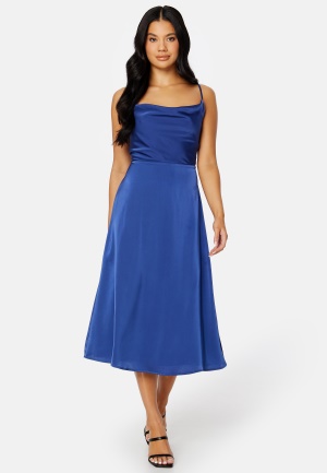 Se Bubbleroom Occasion Marion Waterfall Midi dress Blue 40 ved Bubbleroom