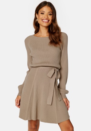 Se BUBBLEROOM Rib Knitted Skater Dress Dark beige S ved Bubbleroom