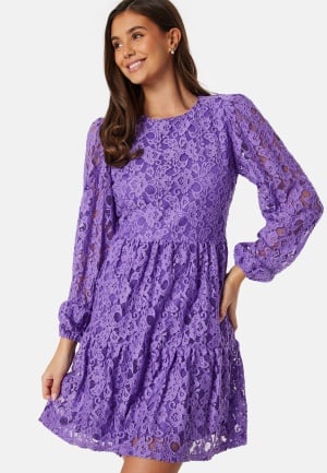 Se BUBBLEROOM Blanca lace dress Lavender 34 ved Bubbleroom