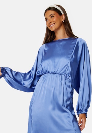 Se Bubbleroom Occasion Khrista Satin Dress Blue 4XL ved Bubbleroom