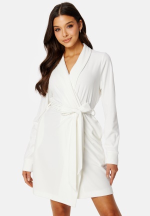 Se BUBBLEROOM Vania velour robe Cream L ved Bubbleroom