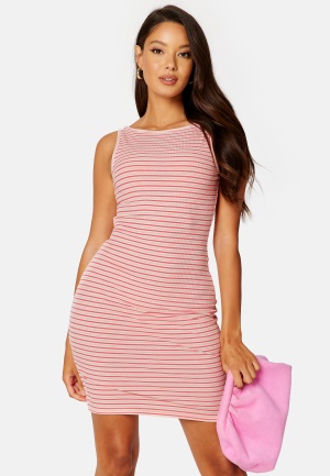 Se BUBBLEROOM Hallie striped rib dress Coral / Striped XS ved Bubbleroom