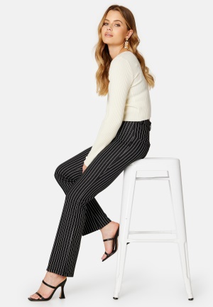 Se BUBBLEROOM Soft flared suit trousers Black/Striped S ved Bubbleroom