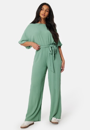 Se BUBBLEROOM Antonia jumpsuit Dusty green M ved Bubbleroom