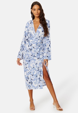 Se Bubbleroom Occasion Louiza Dress Blue / Floral 34 ved Bubbleroom