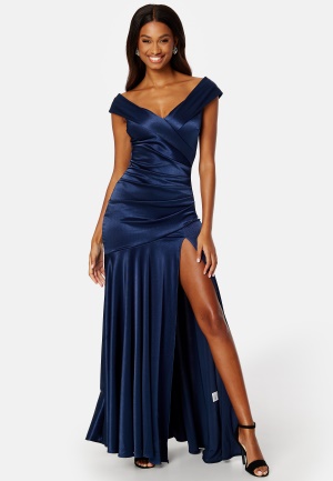 Se Goddiva Satin Bardot Pleat Maxi With Split Navy L (UK14) ved Bubbleroom