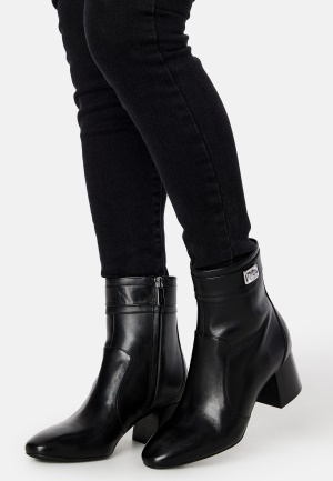 Se Michael Michael Kors Padma Strap Bootie 001 Black 41 ved Bubbleroom