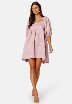 Se BUBBLEROOM Summer Luxe High-Low Dress Dusty pink 34 ved Bubbleroom