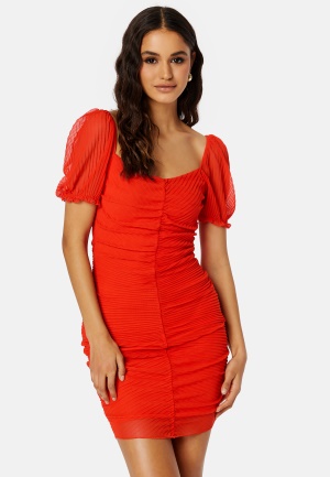 Se BUBBLEROOM Zia pleated mesh dress Red XS ved Bubbleroom