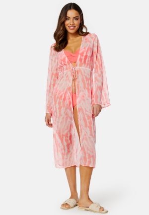 Se BUBBLEROOM Marcelle kaftan Coral / Patterned S ved Bubbleroom