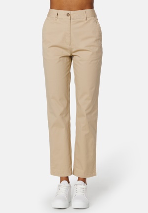 Se GANT Slim Chinos 277 Dry Sand 34 ved Bubbleroom