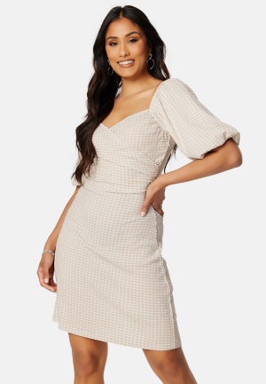 Se BUBBLEROOM Nandita wrap dress Beige / Checked XL ved Bubbleroom