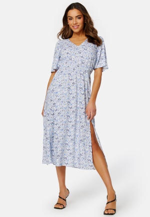 Se BUBBLEROOM Melanie butterfly sleeve dress Blue / Patterned S ved Bubbleroom