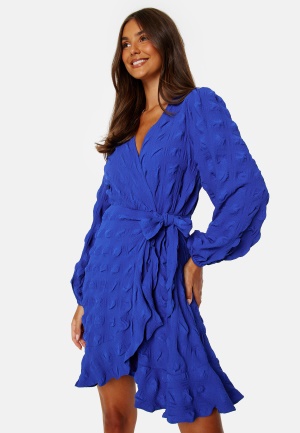 Se BUBBLEROOM Litzy Wrap Dress Blue XS ved Bubbleroom