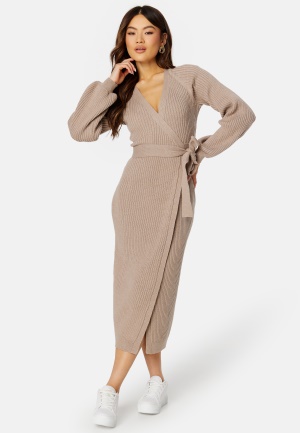 Se BUBBLEROOM Wrap Rib Knitted Midi Dress  Nougat 2XL ved Bubbleroom