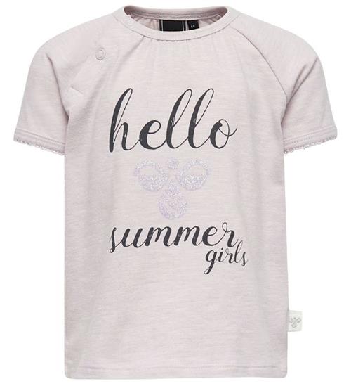 Se Hummel Hummel T-shirt - HMLKaya - Lys Lavendel m. Tekst ved KidsWorld