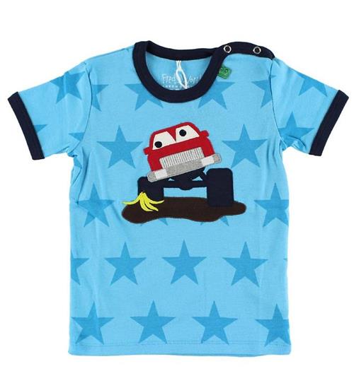 Se Freds World T-shirt - LyseblÃ¥ m. RÃ¸d Bil ved KidsWorld