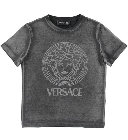 Se Versace T-shirt - Reflektiv - Sort m. Logo ved KidsWorld