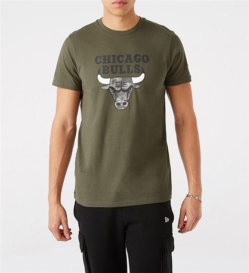 Se New Era T-Shirt - Chicago Bulls - Army GrÃ¸n ved KidsWorld