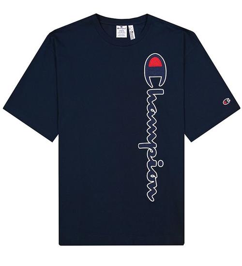 Se Champion Champion Fashion T-shirt - Navy m. Logo ved KidsWorld