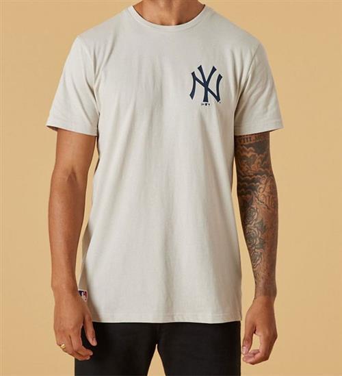 Se New Era New Era T-shirt - New York Yankies - Light Beige ved KidsWorld