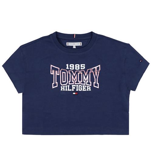 Se Tommy Hilfiger Tommy Hilfiger T-Shirt - 1985 Varsity Tee - Navy Voyage ved KidsWorld