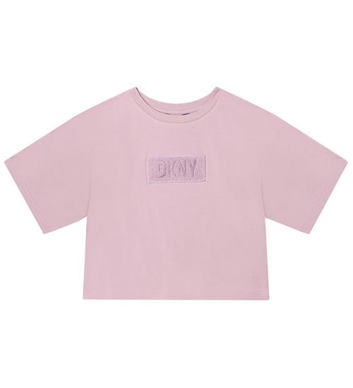 Se DKNY DKNY T-shirt - Cropped - Lilla m. FrottÃ© ved KidsWorld