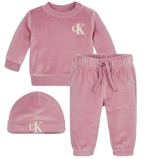 Se Calvin Klein Calvin Klein GaveÃ¦ske - Bukser/Bluse/Hue - Velour - Foxglove ved KidsWorld