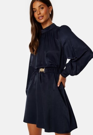 Se BUBBLEROOM Noemie Dress Dark blue XS ved Bubbleroom