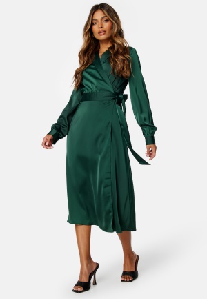 Se BUBBLEROOM Terilee Satin Wrap Dress Dark green 34 ved Bubbleroom