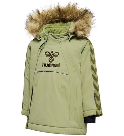 Se Hummel Hummel Vinterjakke - hmlJessie Tex - Oil green ved KidsWorld