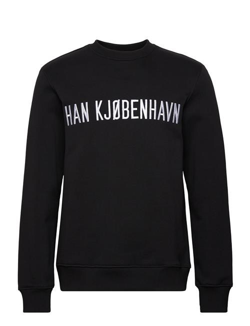 Se HAN Kjøbenhavn Logo Regular Crewneck HAN Kjøbenhavn Black ved Booztlet