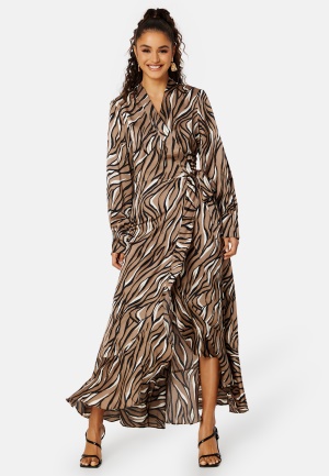 Se Object Collectors Item Papaya L/S Wrap Long Dress Fossil AOP:Zebra 34 ved Bubbleroom