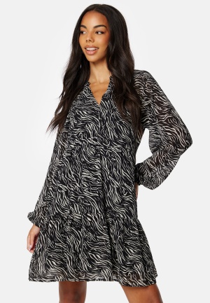 Se Object Collectors Item Objmila Gia L/S Dress Black AOP:Sandshell 34 ved Bubbleroom