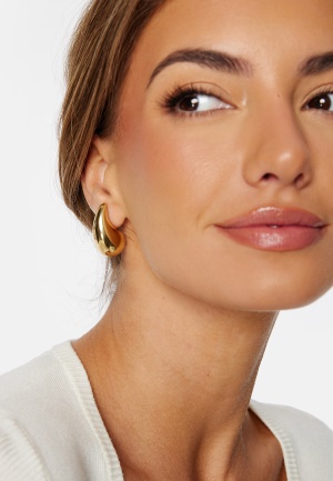 Se BY JOLIMA Drop Earring GO Gold One size ved Bubbleroom