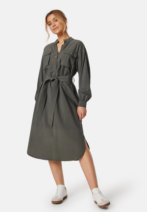 Se BUBBLEROOM Shaima Cargo Shirt Dress Khaki green XS ved Bubbleroom