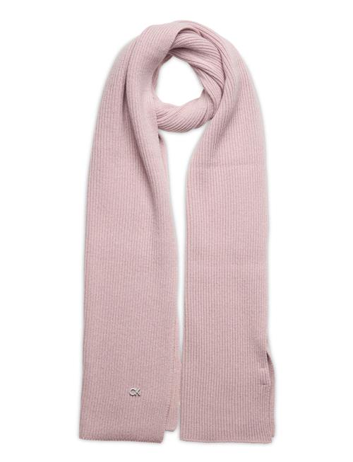 Se Calvin Klein Re-Lock Knit Scarf 30X180 Calvin Klein Pink ved Booztlet