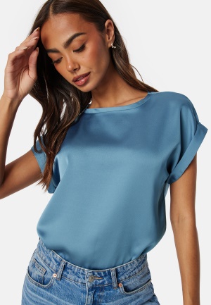 Se VILA Viellette S/S Satin Top Cornflower blue 34 ved Bubbleroom